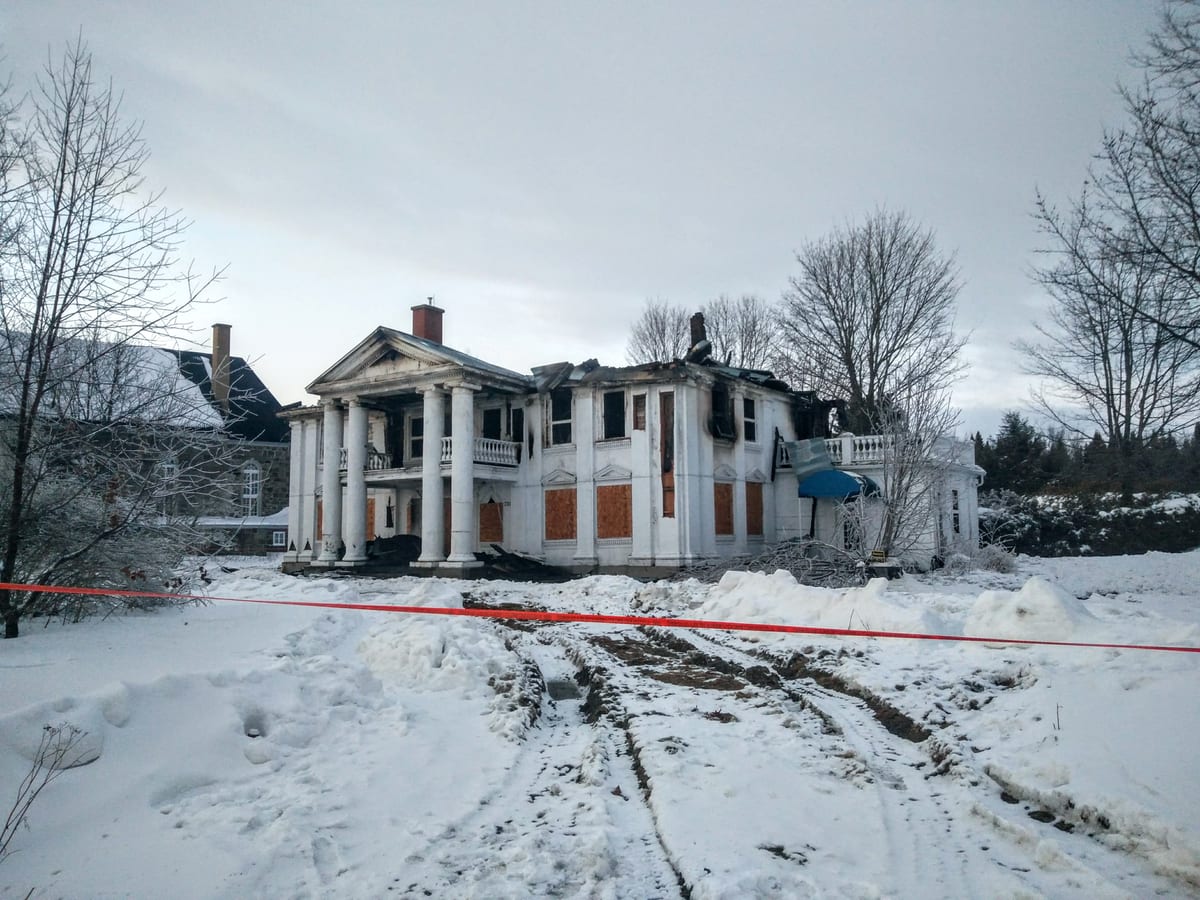 Le manoir Taschereau après l'incendie du 3 février 2021, flanc sud et toiture effondrée