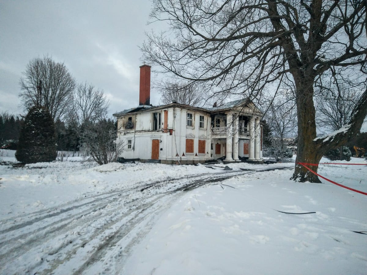 Le manoir Taschereau après l'incendie du 3 février 2021, vue arrière et cheminée