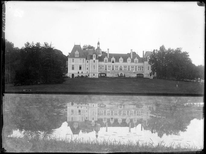 Château de Baudry, façade nord et son reflet dans le plan d'eau