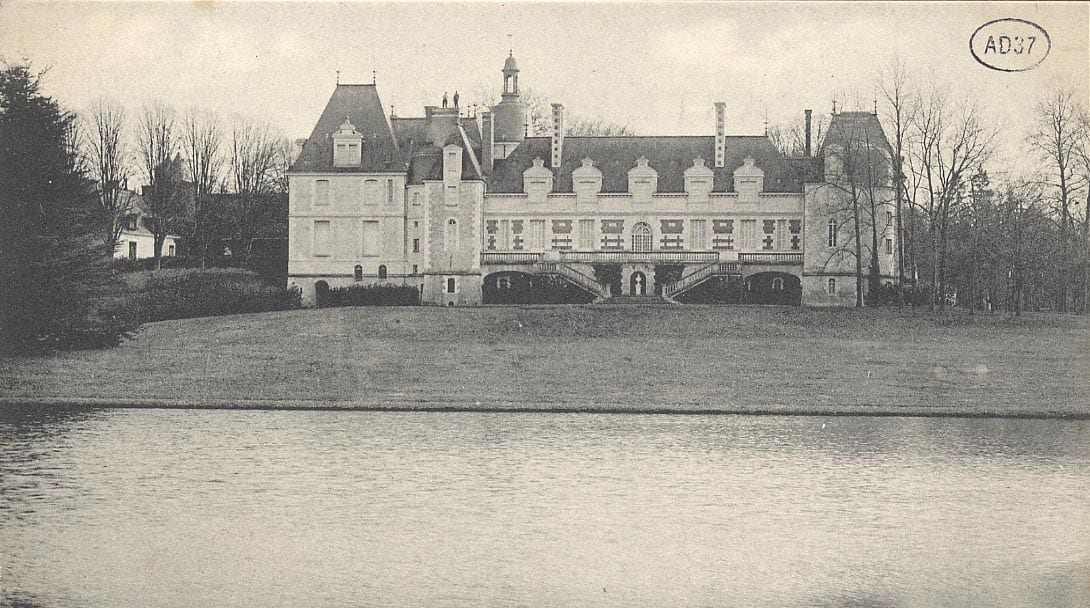 Château de Baudry à Cérelles, vue depuis l'étang (carte postale)