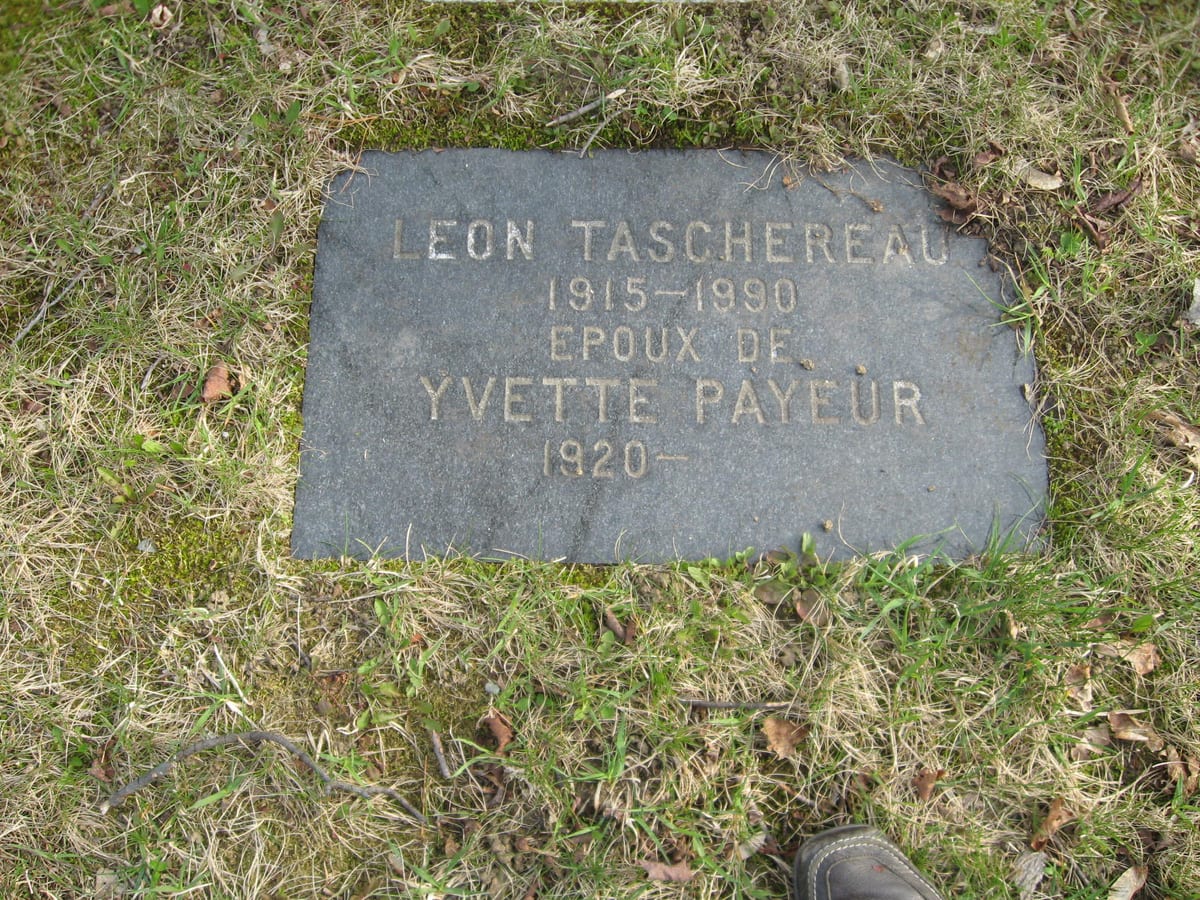 Pierre tombale de Léon Taschereau (1915-1990) et d'Yvette Payeur, cimetière de Saint-Michel de Sherbrooke