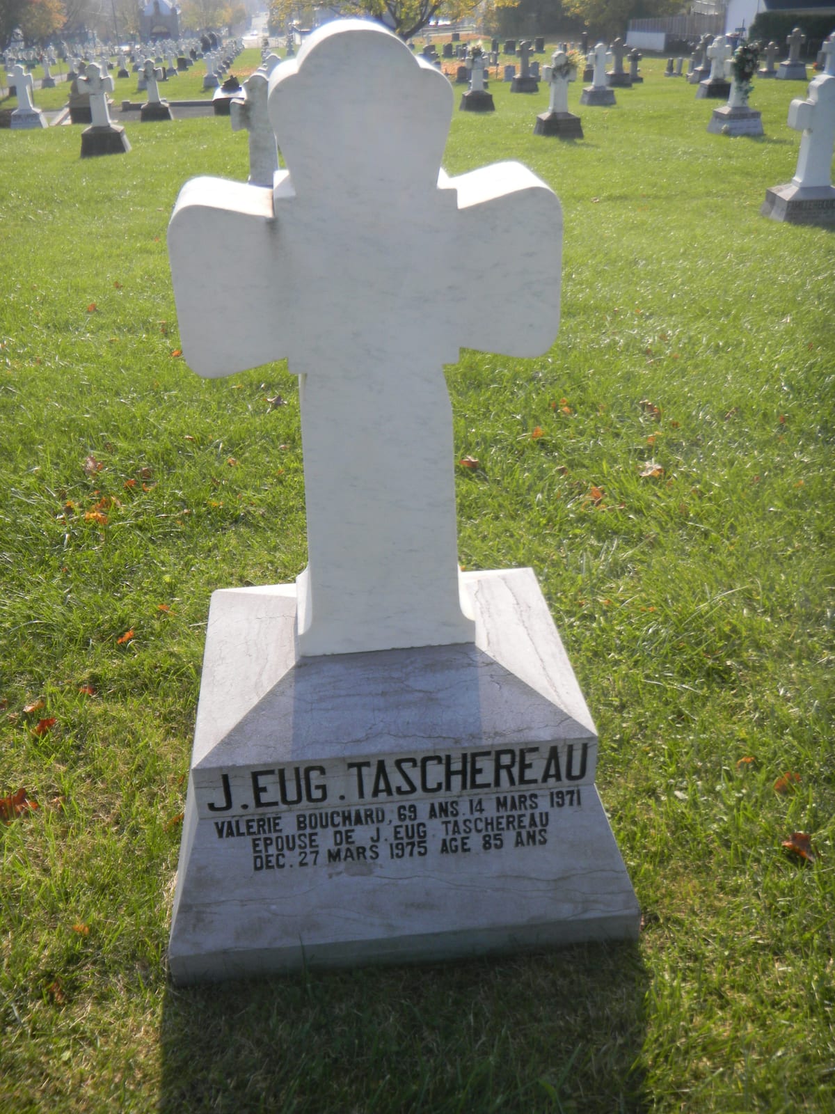 Pierre tombale de J.-Eug. Taschereau et de Valérie Bouchard, cimetière de Beauport