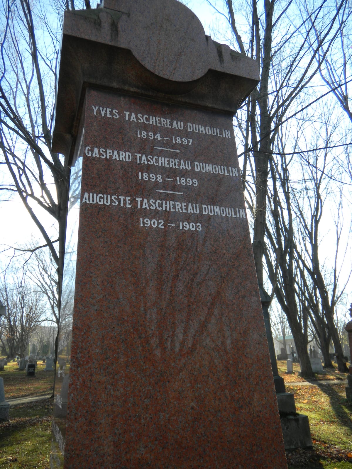 L'obélisque des trois enfants Taschereau-Dumoulin (l'inscription), cimetière Belmont