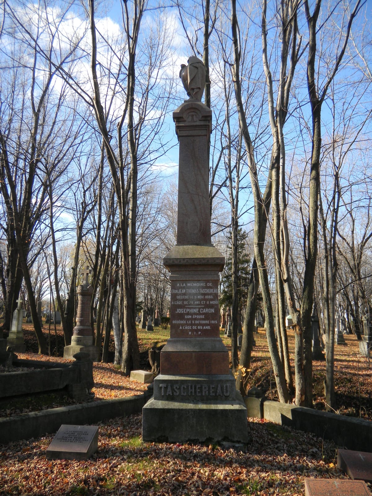 L'obélisque du juge Jean-Thomas Taschereau (vue d'ensemble), cimetière Belmont
