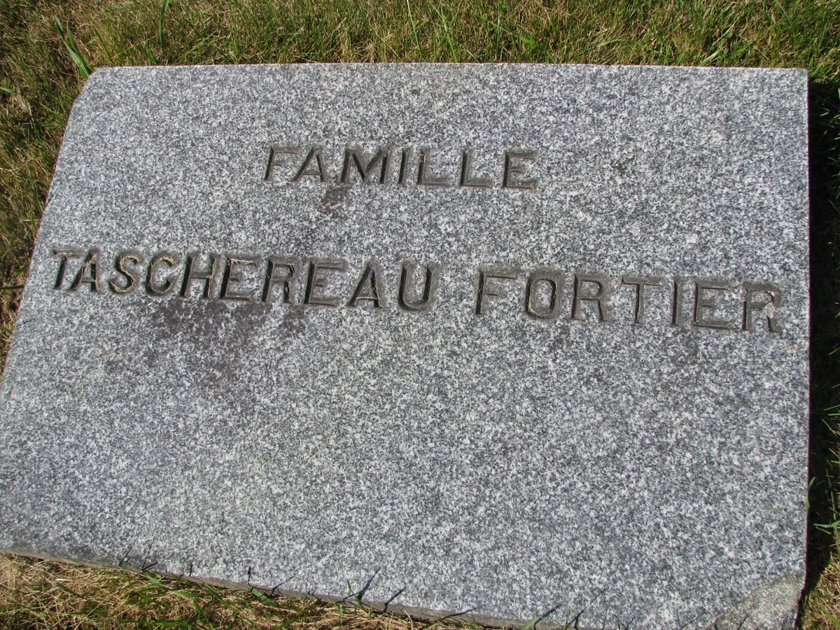 La dalle de la famille Taschereau-Fortier, cimetière de Beauceville
