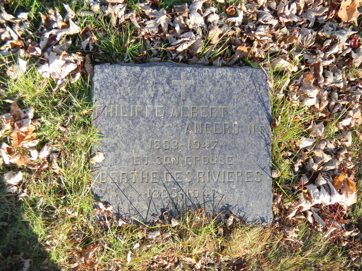 La dalle d'Angers et de Berthe Des Rivières, cimetière Belmont