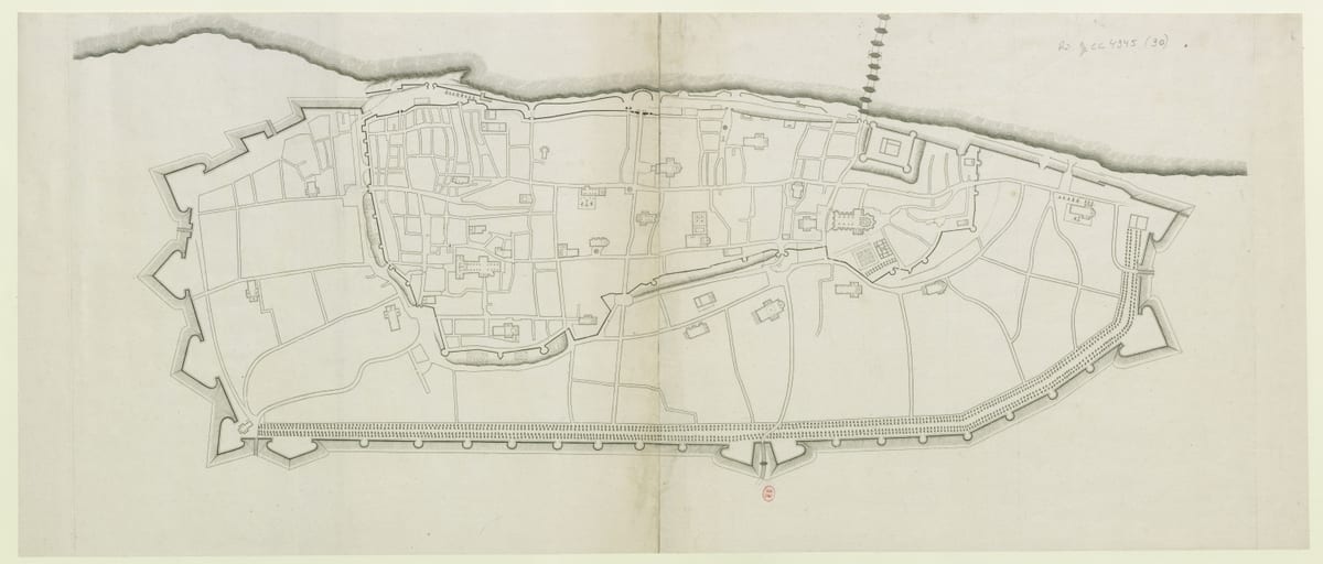Plan manuscrit de Tours à la plume, anonyme et sans légende, sur une feuille d'un mètre de large. Il donne l'enceinte bastionnée de la ville, le tracé des rues et le découpage des îlots, les églises et les grands enclos dessinés en plan. La Loire longe la ville au nord ; un long rempart ferme le sud.